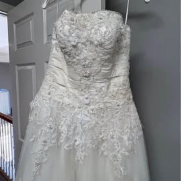 GORGEOUS CASABLANCA BRIDAL FLOORLENGTH WEDDING GOWN - Picture 4 of 6